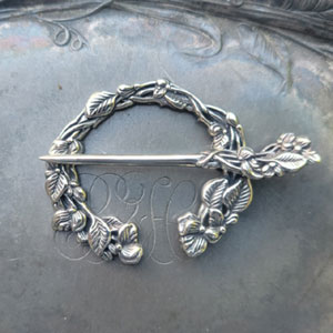 Jul Shawl Pins and Sticks - Sweet Pea Penannular Brooch